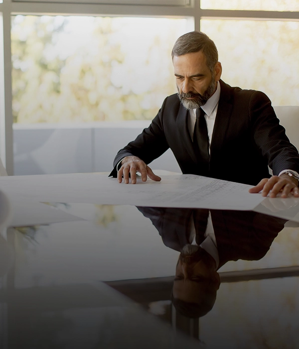 Equipo ejecutivo en reunión estratégica